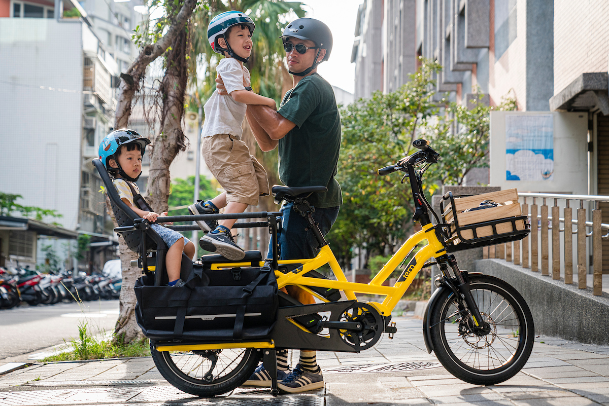 Dad carries 2 kids on Tern GSD cargo ebike