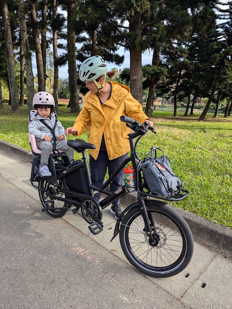 mom use Tern Short Haul to carry a cute kid