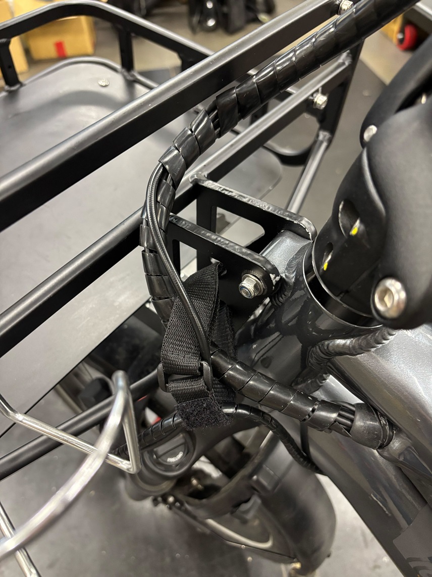 Cable strap looped through Transporteur Rack
