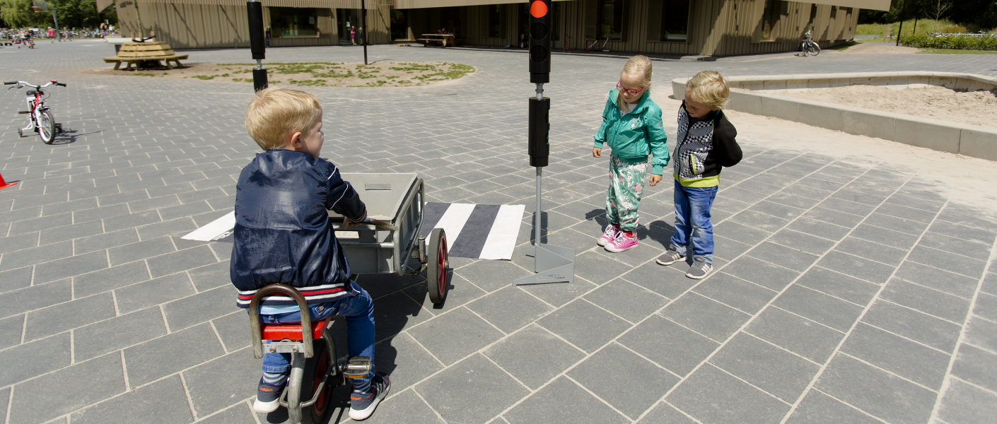 Verkeersles: situaties oefenen op het schoolplein