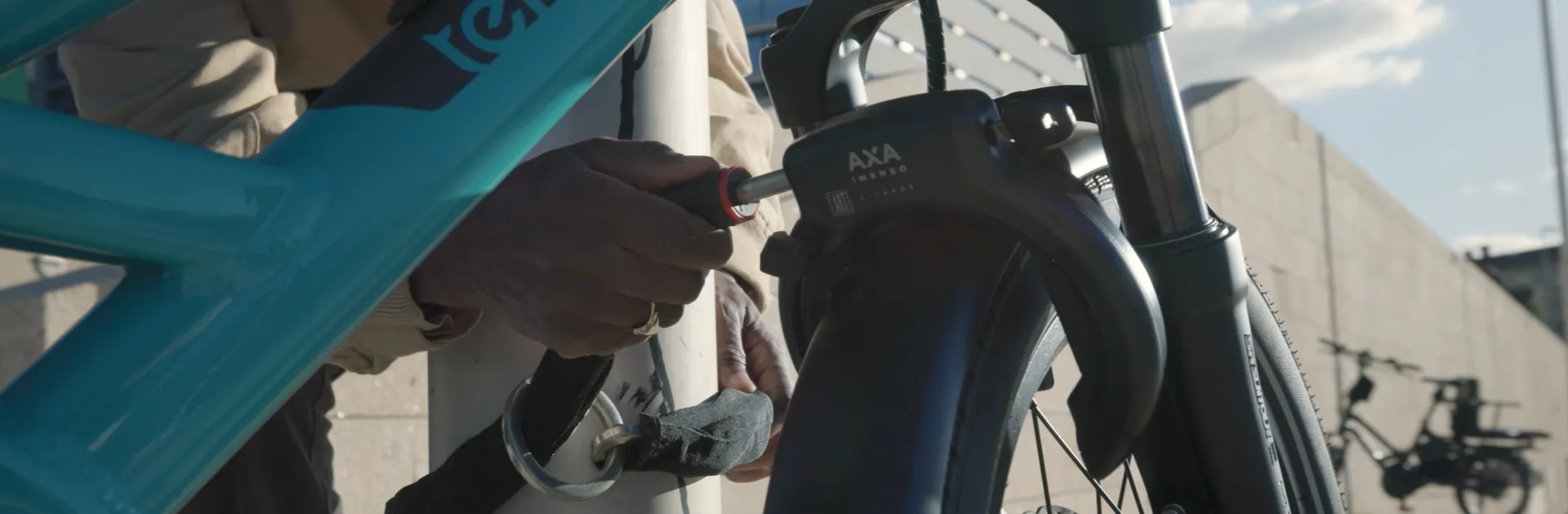 Plug-in chain adapter with GSD Gen 3 AXA frame lock