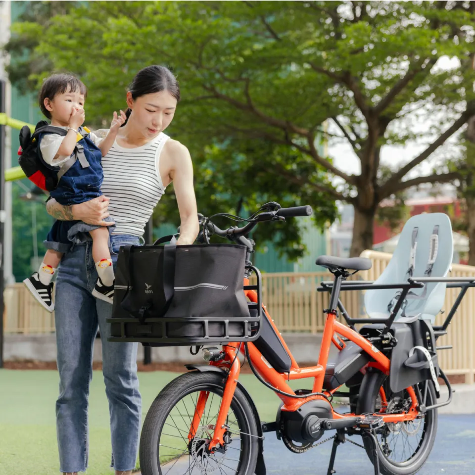 A mother setting up a custom configuration on the bike Quick Haul