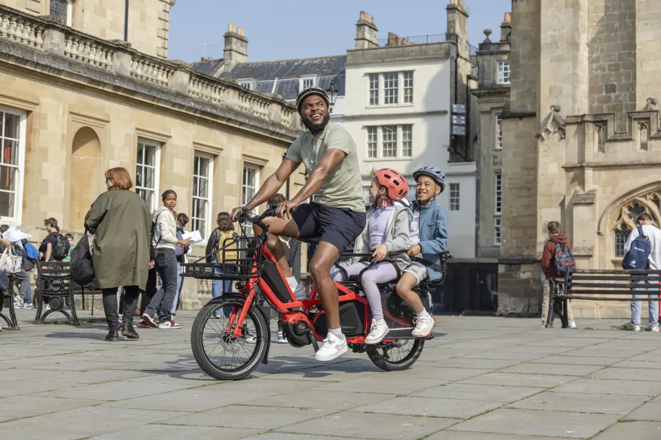 Father carrying his 2 kids on the Tern Quick Haul Long e-cargo bike