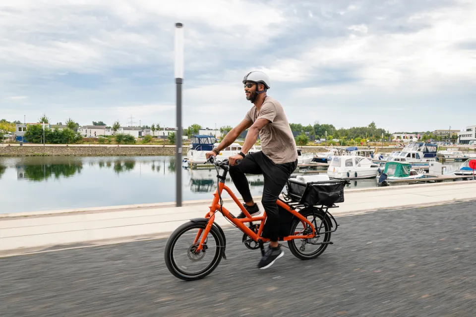 Tern Short Haul cargo bike with the Soft Crate Mini cargo accessory on the rear rack.