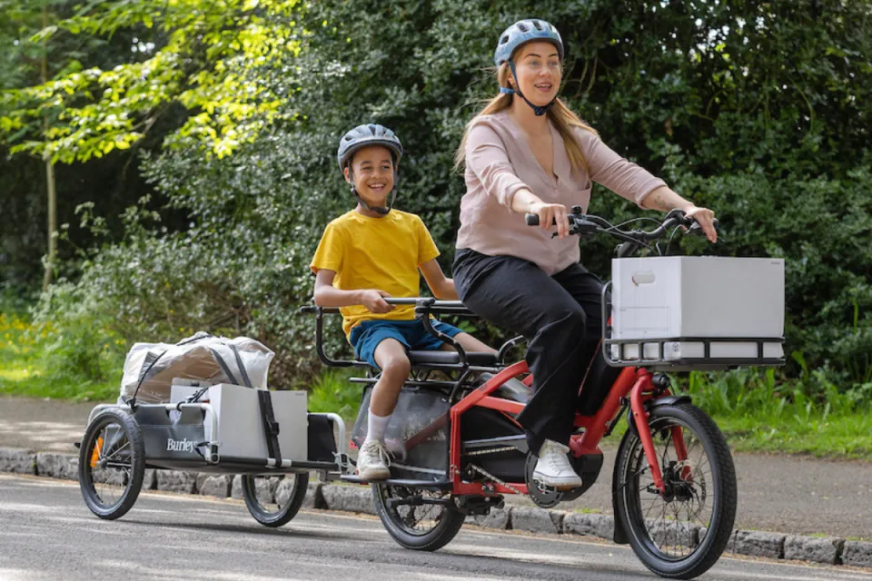 Tern electric cargo bikes can tow a trailer for extra-large loads. For fragile items, use a box or the WeatherTop Bag on the front Transporteur Rack.