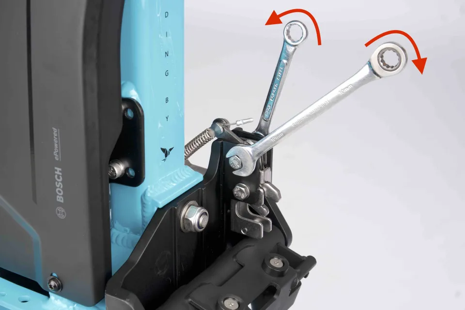 Tighten the Tern GSD Gen 3 cargo e bike Atlas Lockstand bolt set to secure the lock—hold the bolt heads while fastening the nuts. Begin by tightening the inner bolt to 10 Nm, then tighten the other bolt to 10 Nm as well.