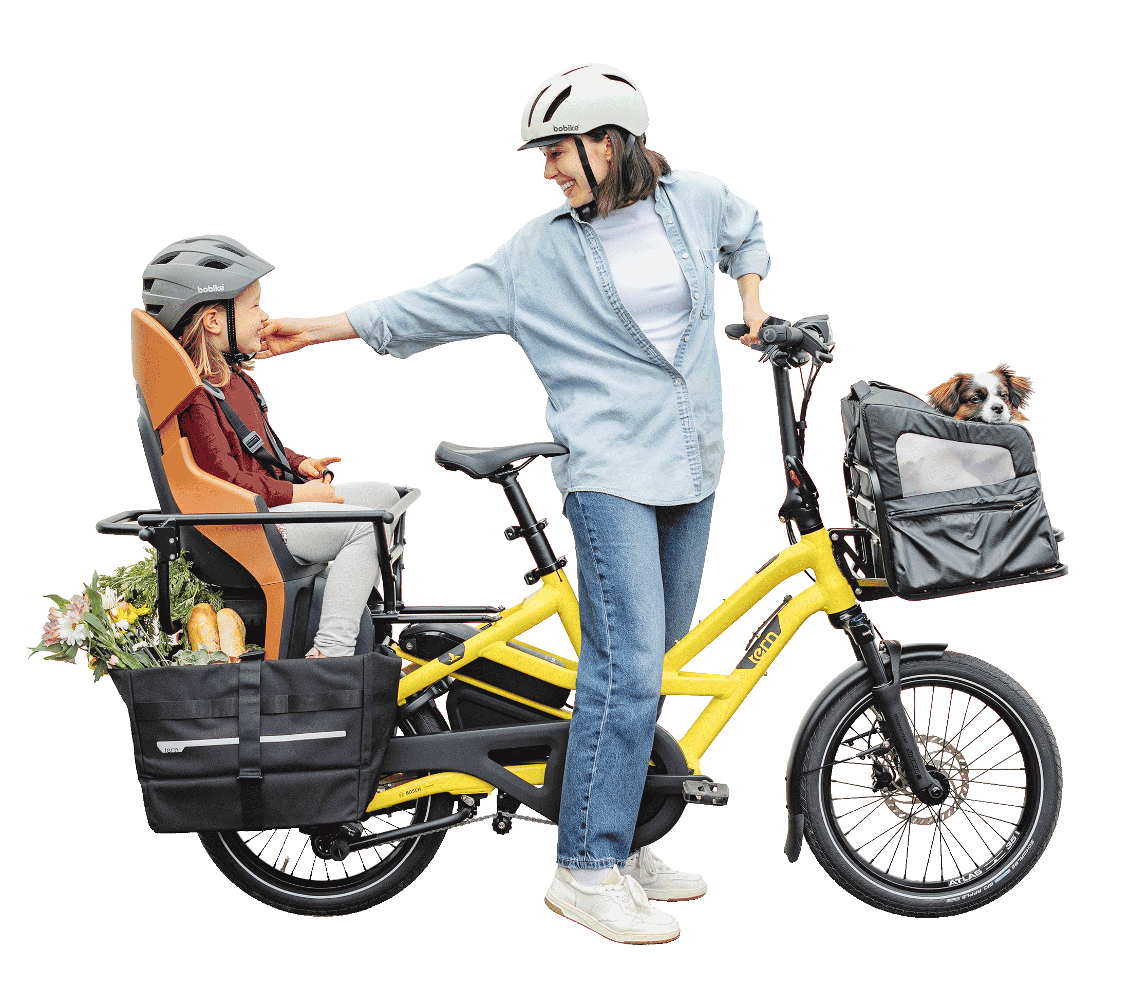 Een moeder op een Tern HSD e-cargobike met een kind op de achterste passagiersstoel en een hond in de dierenmand op de voordrager.