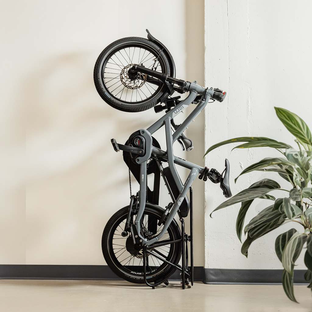 Tern HSD e-cargobike verticaal geparkeerd in een hoek